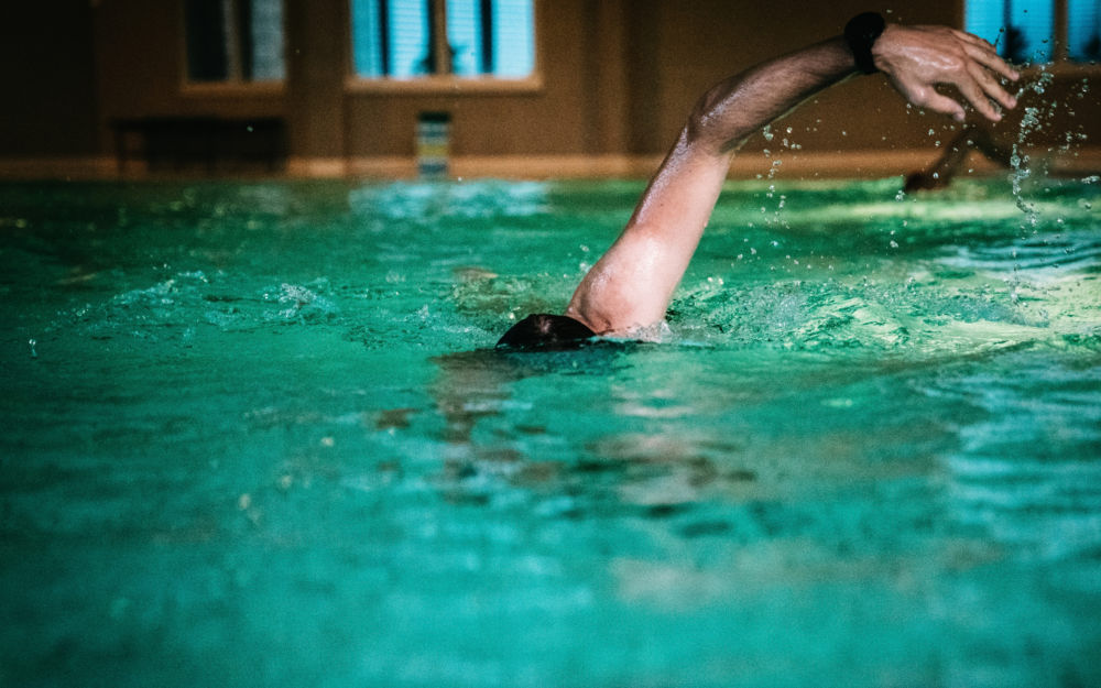 Schwimmer beim Kraulen im Hallenbad